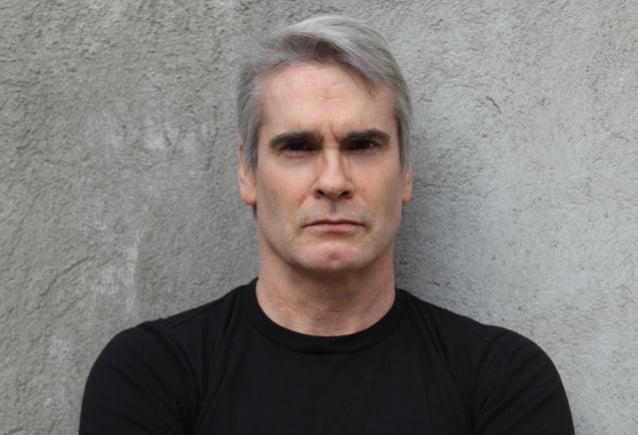 Néhány dal erejéig visszatér a zenéléshez Henry Rollins
