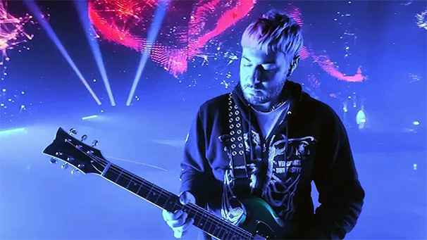 Dark Horse: hallgasd meg az Avenged Sevenfold gitárosának első szólódalát!