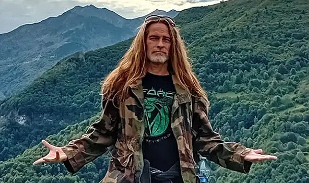 Daganatos betegségének kezelésére gyűjt Eric Forrest