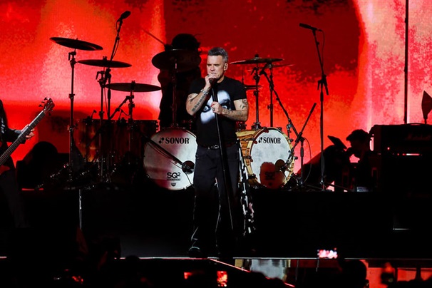 No More Tears Ozzy emlékére Robbie Williamsszel, Zakk Wylde-dal és Robert Trujillóval