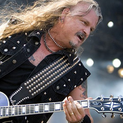 Brutális, vérszomjas tökönrúgást ígér Jon Schaffer