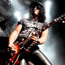 Slash: „Axl a legnagyobbak egyike, és kész”