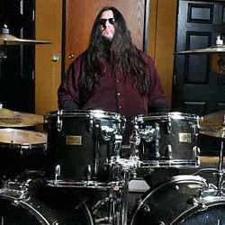 Gene Hoglan dobolja fel az új Testament művet