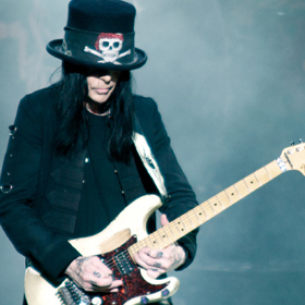 Rockos és r'n'b-s szólóalbumokat készít Mick Mars