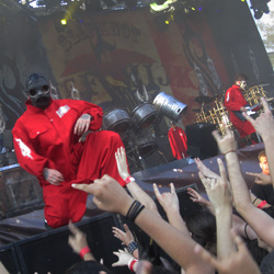 Régi fellépőruhákban és maszkokban tért vissza a Slipknot