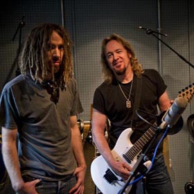 Adrian Smith és Mikee Goodman: nézd meg az első klipet!