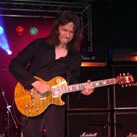 Agydaganat vitte el Steve Harrist, a Shy gitárosát