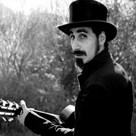 Harakirivel készül a nyárra Serj Tankian