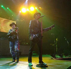 Ismét a Guns N' Roses színpadán gitározott Izzy Stradlin