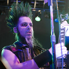 Teljesen új felállásban, visszafelé kacsintgatva éledt fel a Static-X