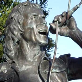 Szoborral tiszteleg Bon Scott előtt skóciai szülővárosa